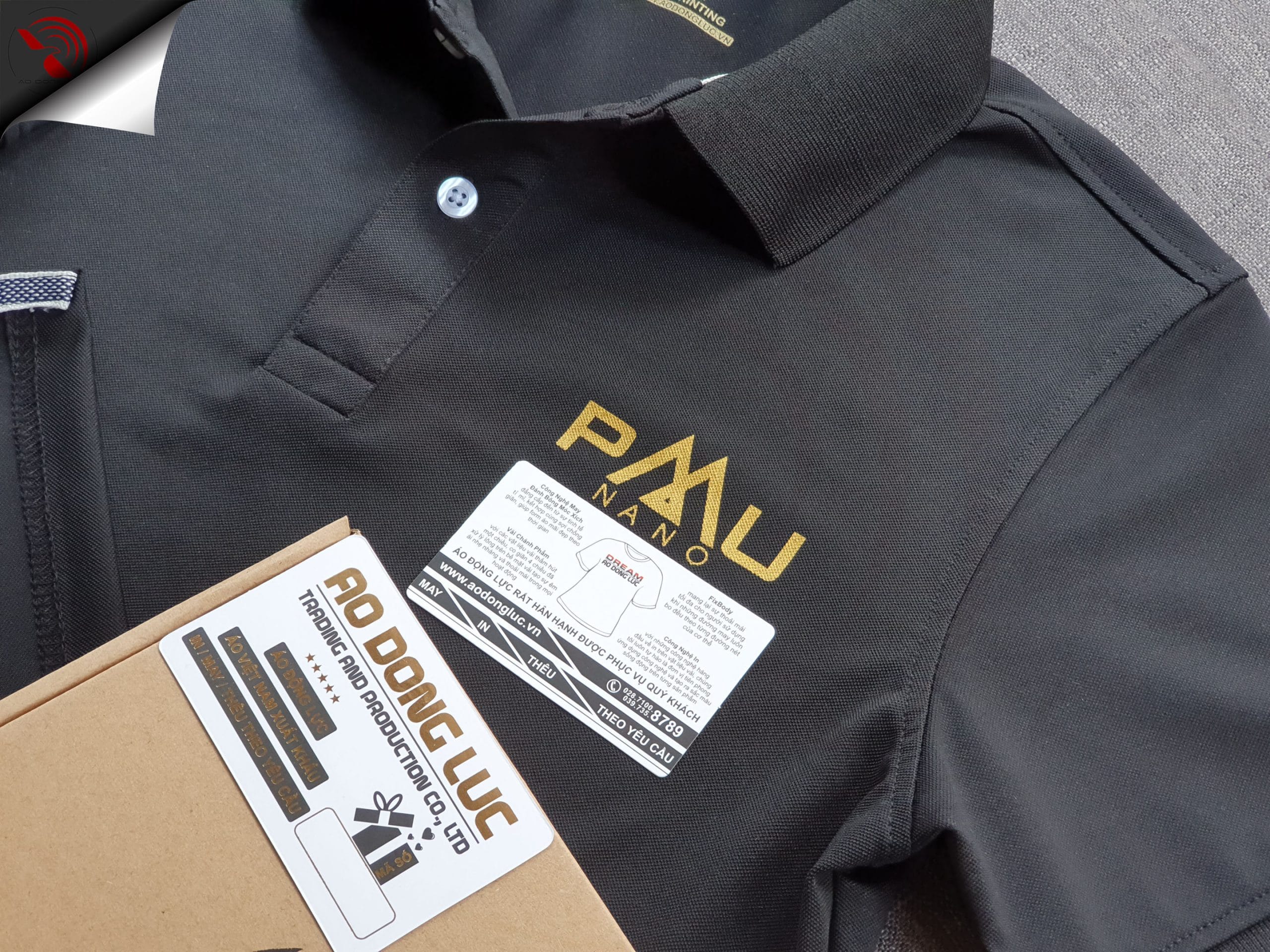 Đồng phục áo thun polo bo trơn màu đen in nhũ vàng logo