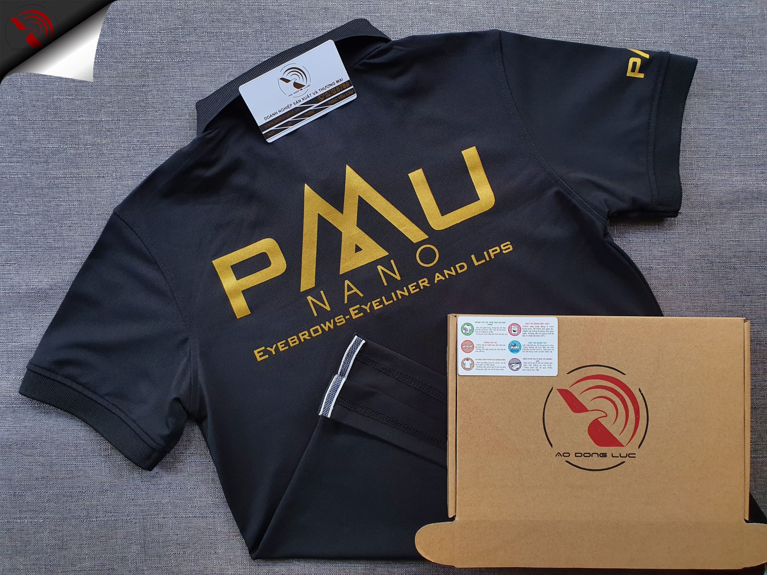 Đồng phục áo thun polo bo trơn màu đen in nhũ vàng logo