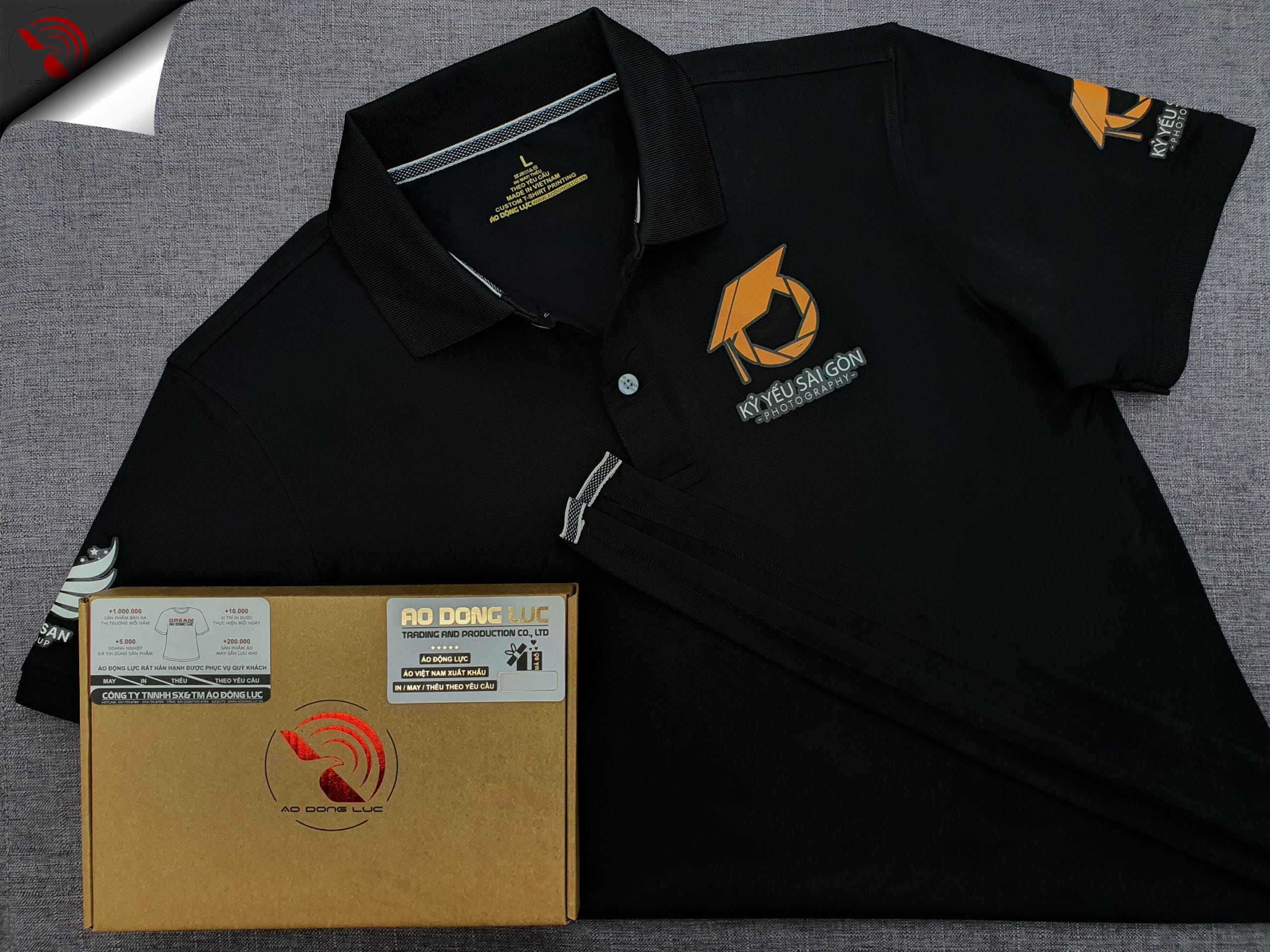 Đồng phục áo thun polo bo trơn màu đen in decal