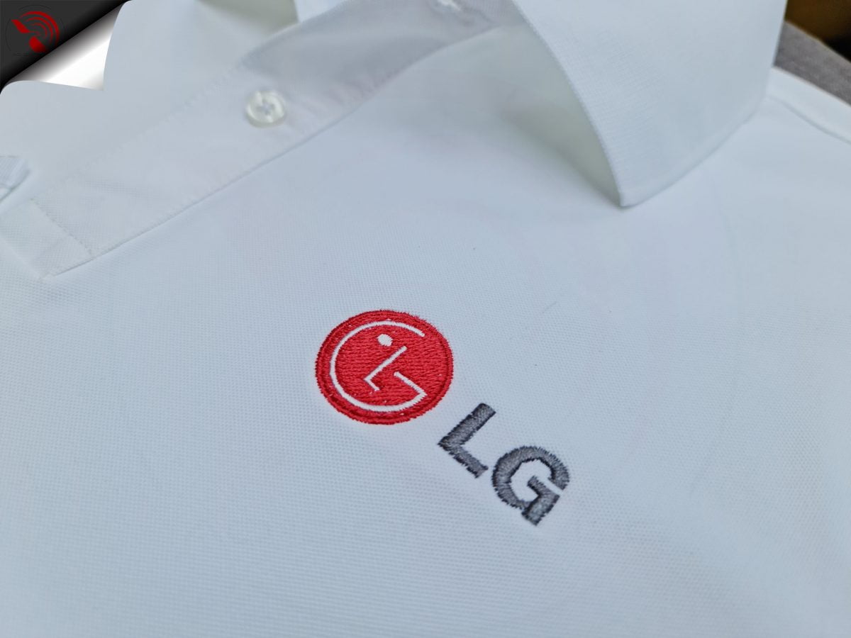 Hình thêu logo lên áo thun đồng phục polo màu trắng