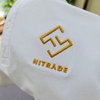Hình thêu vi tính logo lên áo thun đồng phục polo màu trắng