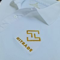 Hình thêu vi tính logo lên áo thun đồng phục polo màu trắng