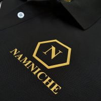 Hình in decal logo lên áo thun đồng phục polo màu đen