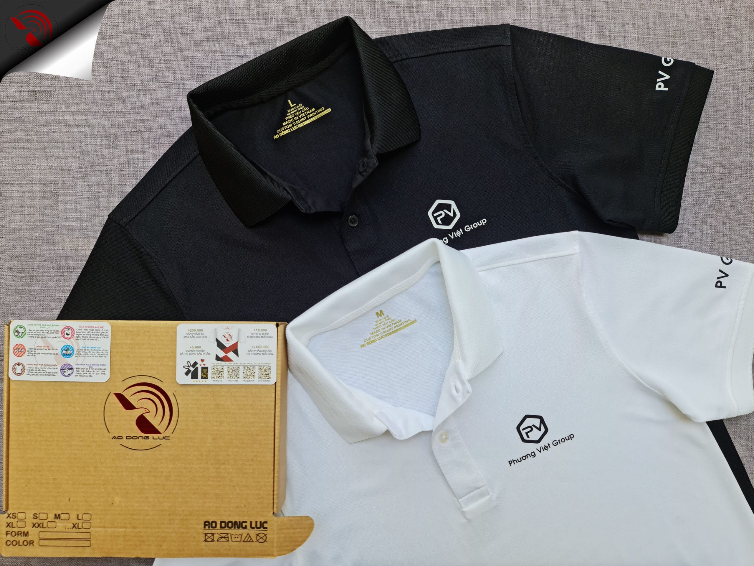 Đồng phục áo thun polo bo trơn màu trắng và đen in kỹ thuật số