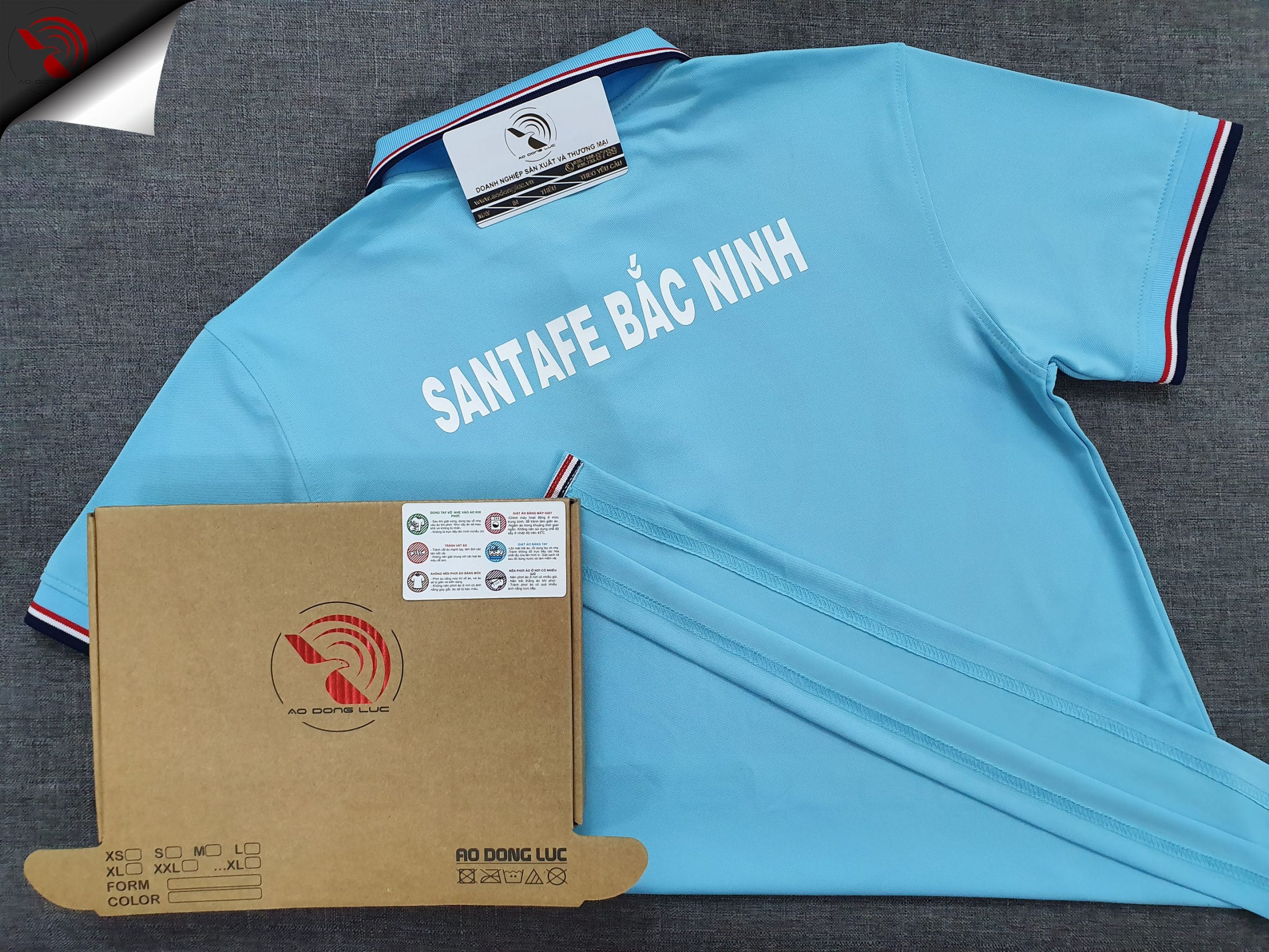 Đồng phục áo thun polo bo sọc xanh thiên thanh in decal logo