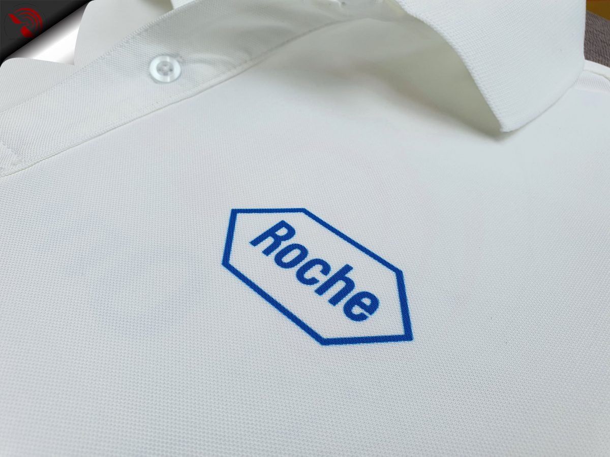 Hình in chuyển nhiệt logo lên áo thun đồng phục polo trắng