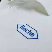 Hình in chuyển nhiệt logo lên áo thun đồng phục polo trắng