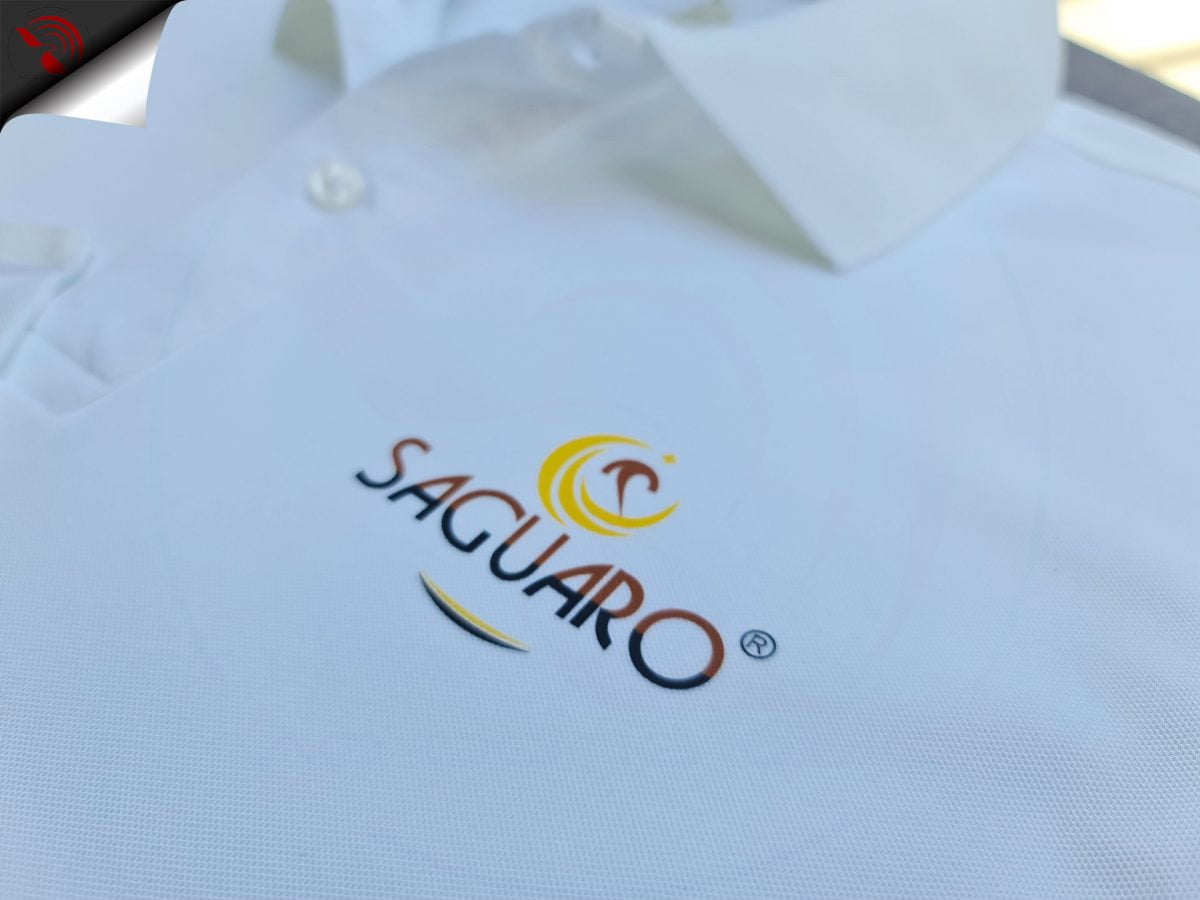 Hình in kỹ thuật số logo trên áo đồng phục polo màu trắng