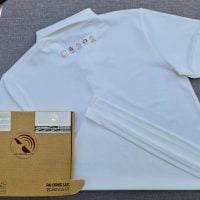 Đồng phục áo thun polo bo trơn màu trắng in kỹ thuật số logo