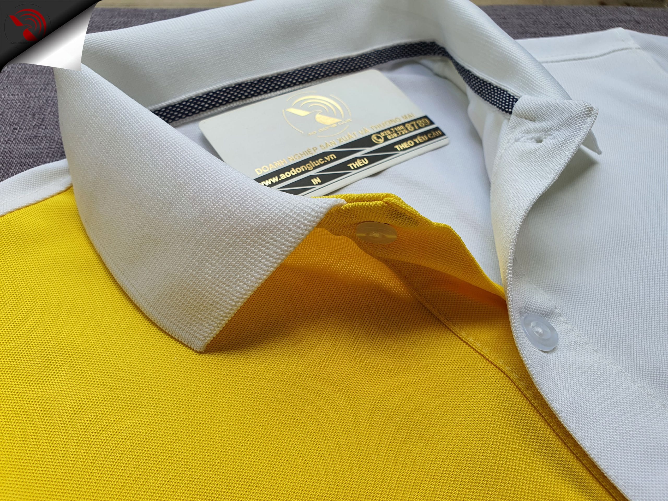 Đồng phục áo thun polo may phối thân vải trắng vàng