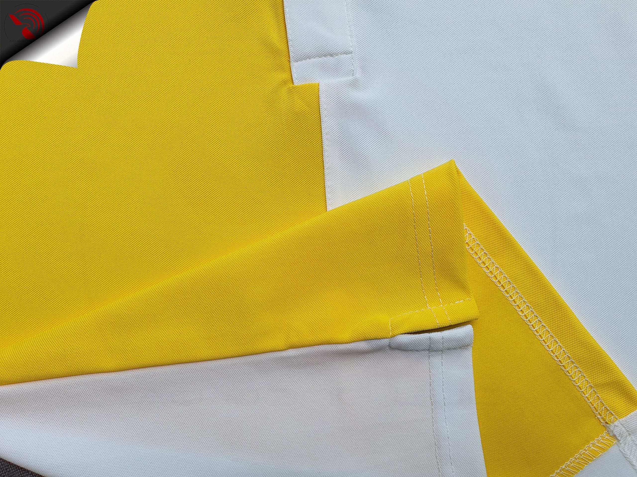 Chi tiết áo thun đồng phục polo may phối thân vải trắng vàng