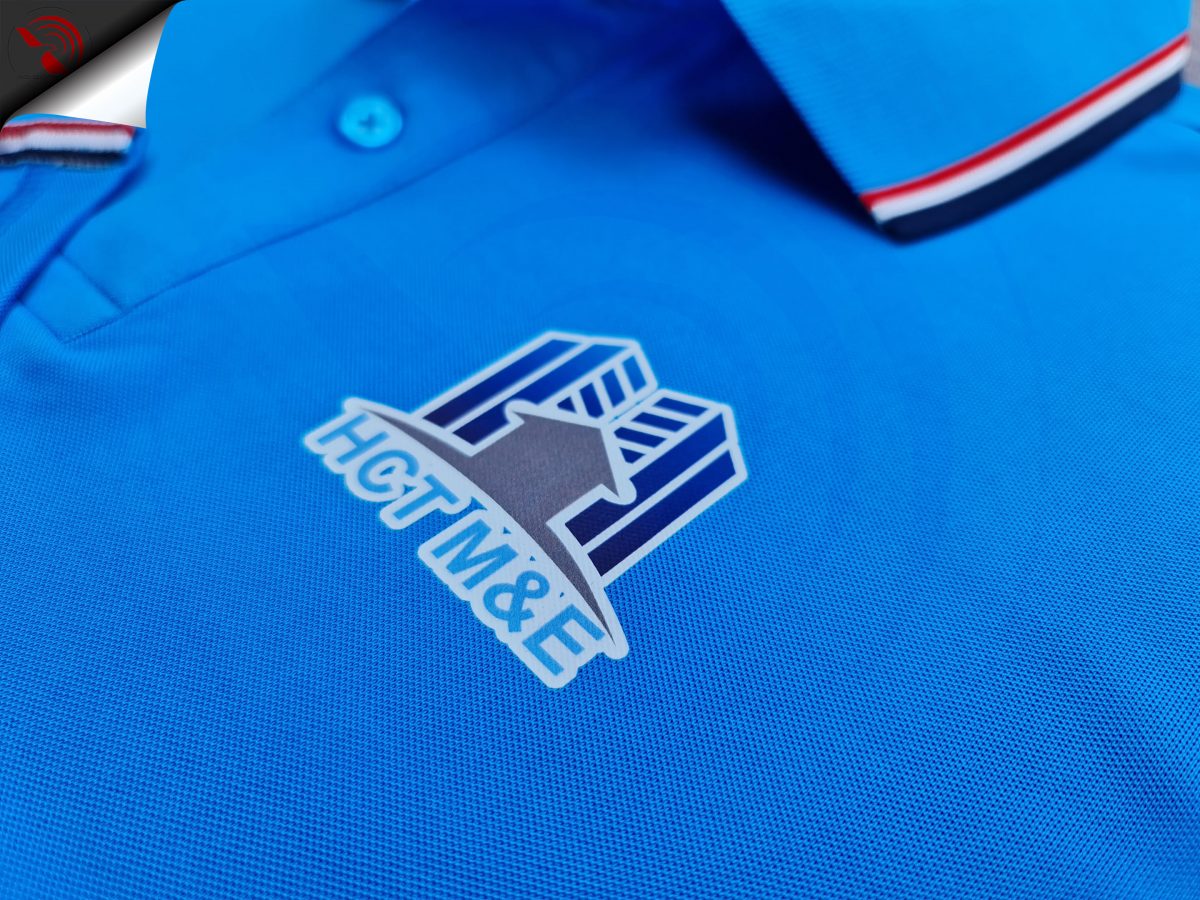 Đồng phục áo thun polo bo sọc màu xanh ya in decal logo
