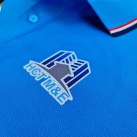 Đồng phục áo thun polo bo sọc màu xanh ya in decal logo