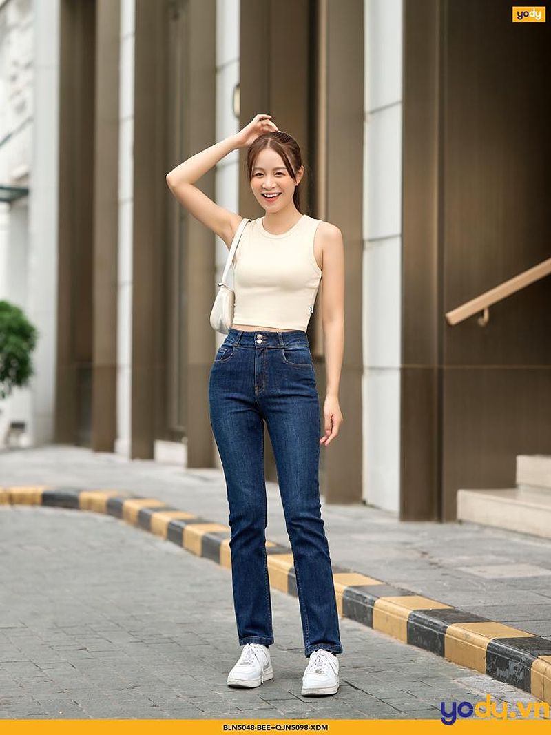 Cách phối đồ với quần jean ống rộng năng động