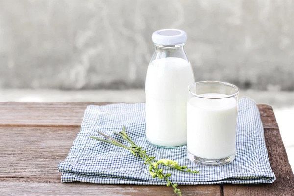 Hình ảnh chai sữa và cốc sữa