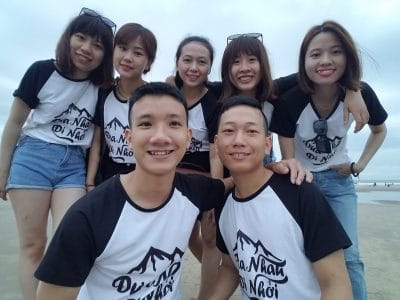 Áo nhóm du lịch màu sắc tươi sáng, trẻ trung