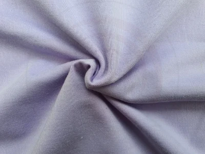 Vải Supe kết hợp sợi polyester và spandex, có bề mặt mịn màng, bóng nhẹ, co giãn tốt 4 chiều, tạo cảm giác mềm mại và không nhăn