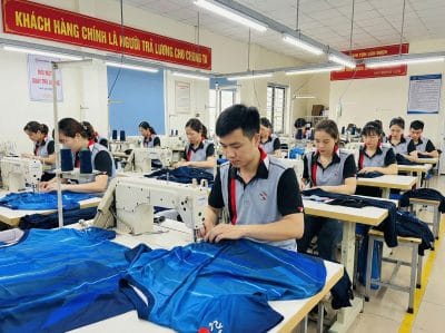 Xưởng sản xuất áo thun đồng phục với công nghệ in thêu hiện đại và quy trình tự động hóa.