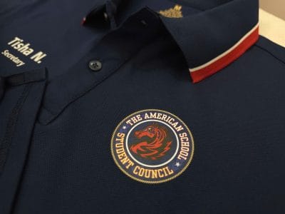 Áo đồng phục màu sắc riêng theo Brand Guideline, họa tiết chìm (Subtle Patterns) 